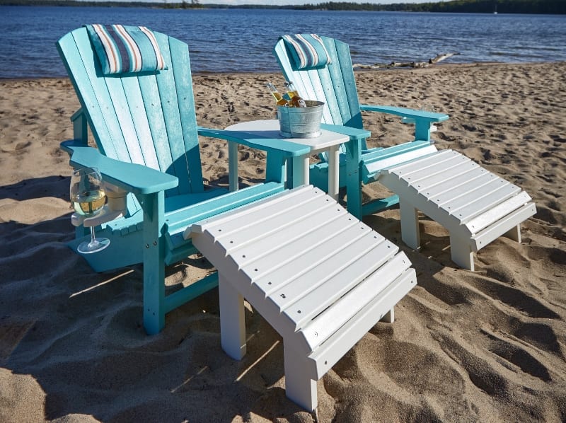 Turquoise_chairs_on_Beach